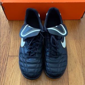 Nike Tempo Turf Shoe- Men’s 7.5 (fits like 7)